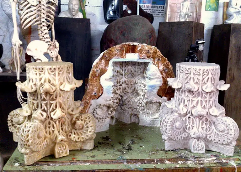 Copias de capiteles ornamentales obtenidas con moldes de silicona en el taller