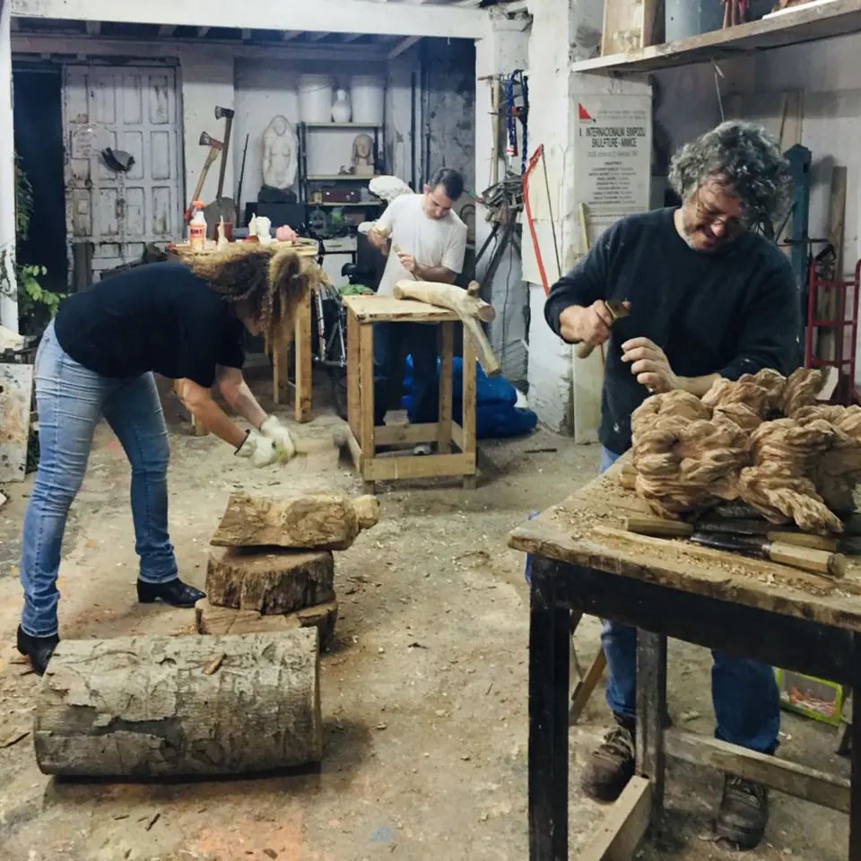 Alumnos trabajando la piedra y la madera en el taller de Marcos Domínguez