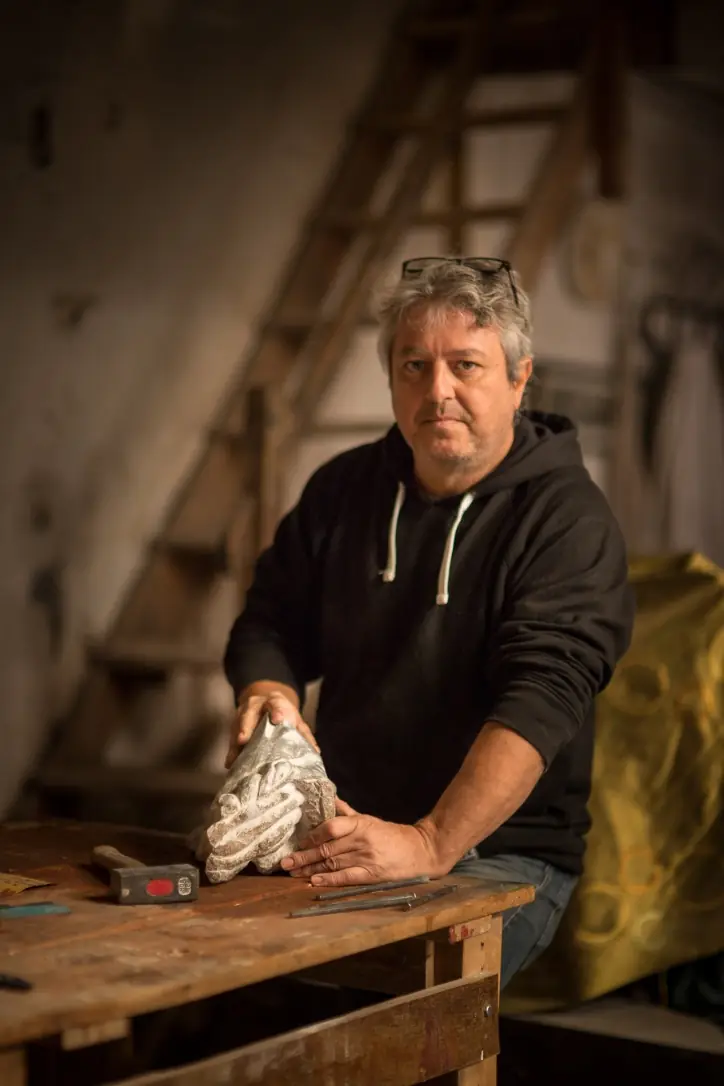 Marcos Domínguez en su taller junto a una escultura en proceso
