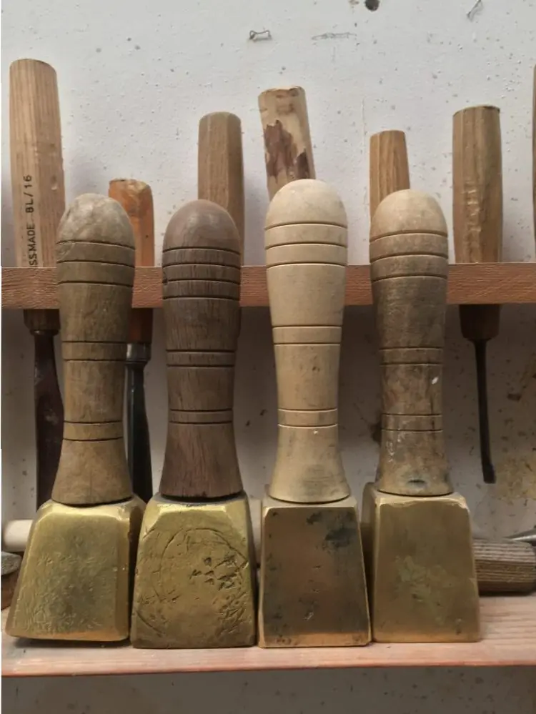 Cuatro mazas de escultor con cabeza de latón y mango de madera torneada