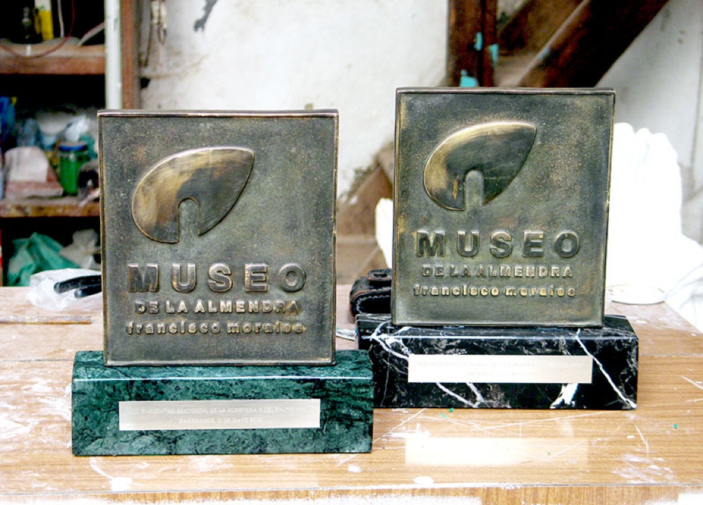 Premios en bronce o metal con logo empresa